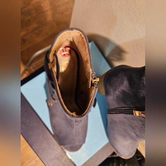 Heeled booties - Picture 8 of 16